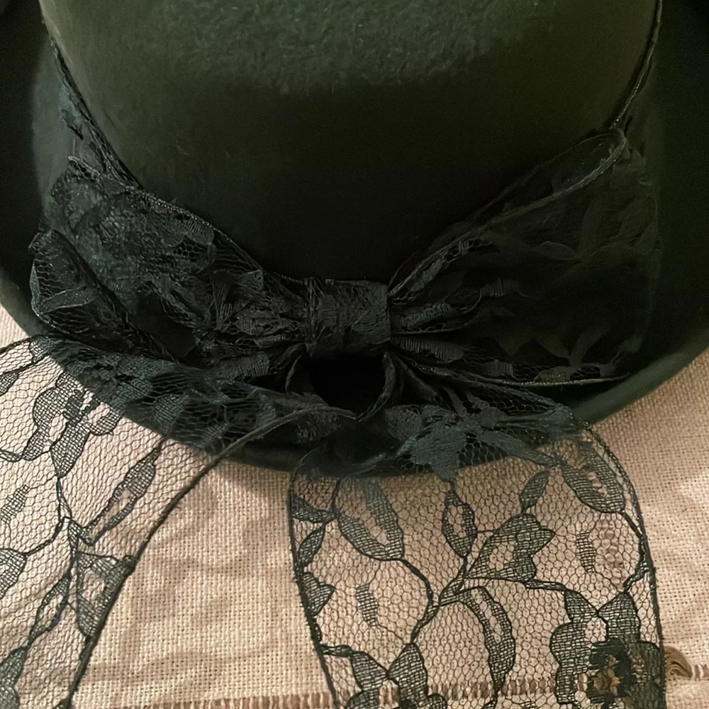Wool hat with lace bow. - Picture 5 of 5